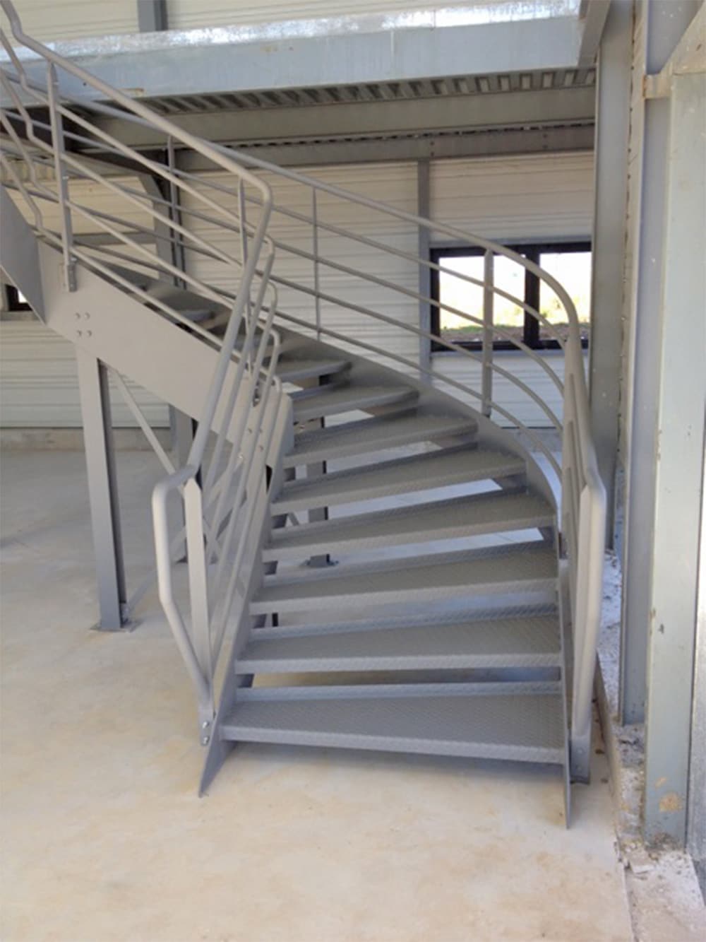 Escalier d’accès à une mezzanine dans bâtiment industriel