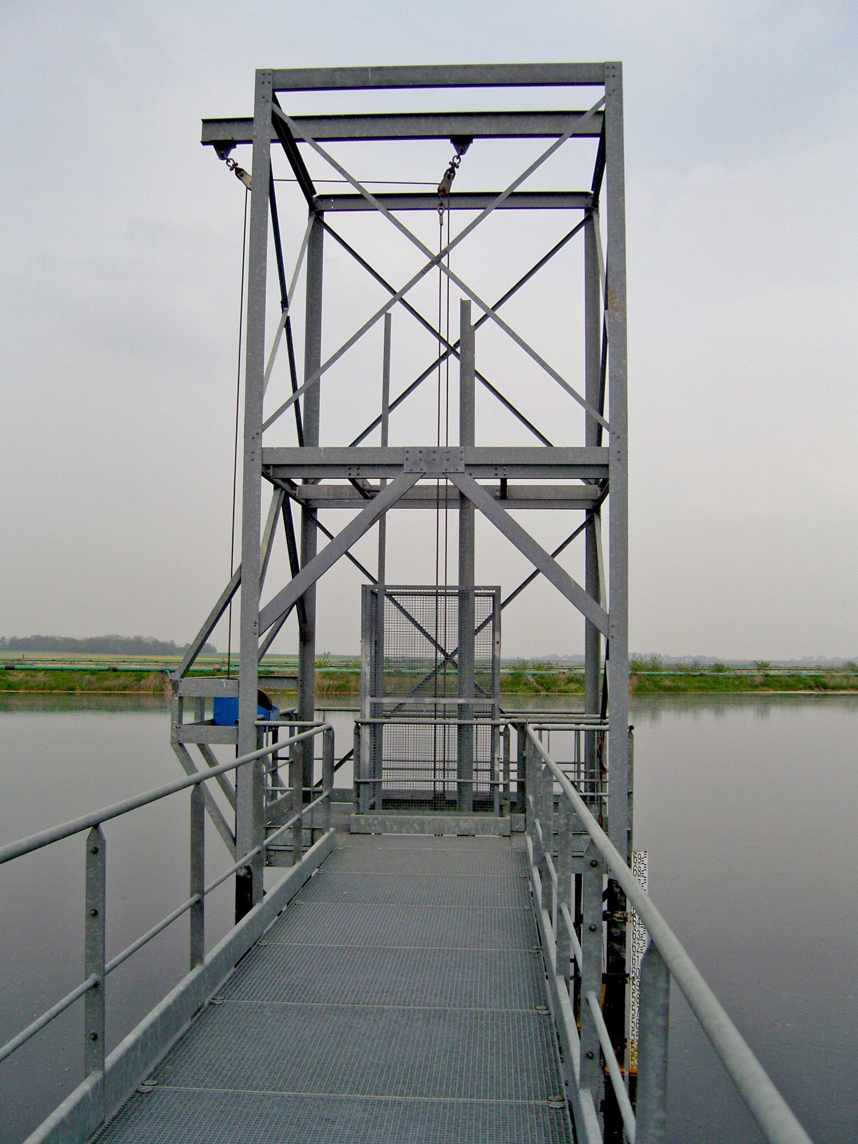 Passerelle et tour métal sur bassin éclusette